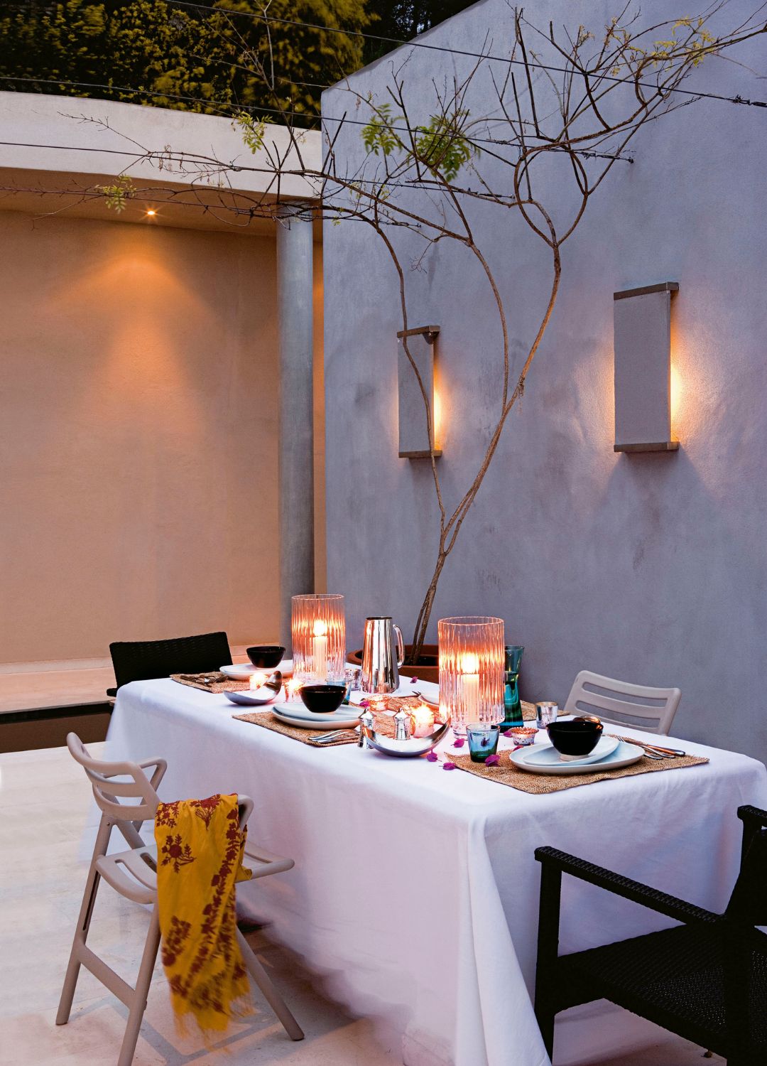 picture of wall lights in modern garden