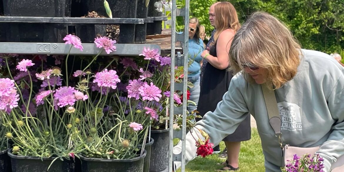 Klehm Arboretum and Botanic Garden hosts Mother’s Day celebration Klehm Arboretum and Botanic Garden hosts Mother’s Day celebration