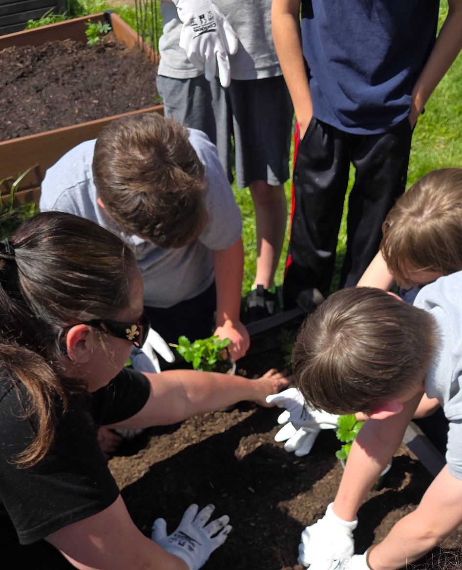 Jenny Lynn students work with Jayanne Czerniakowski on their school...