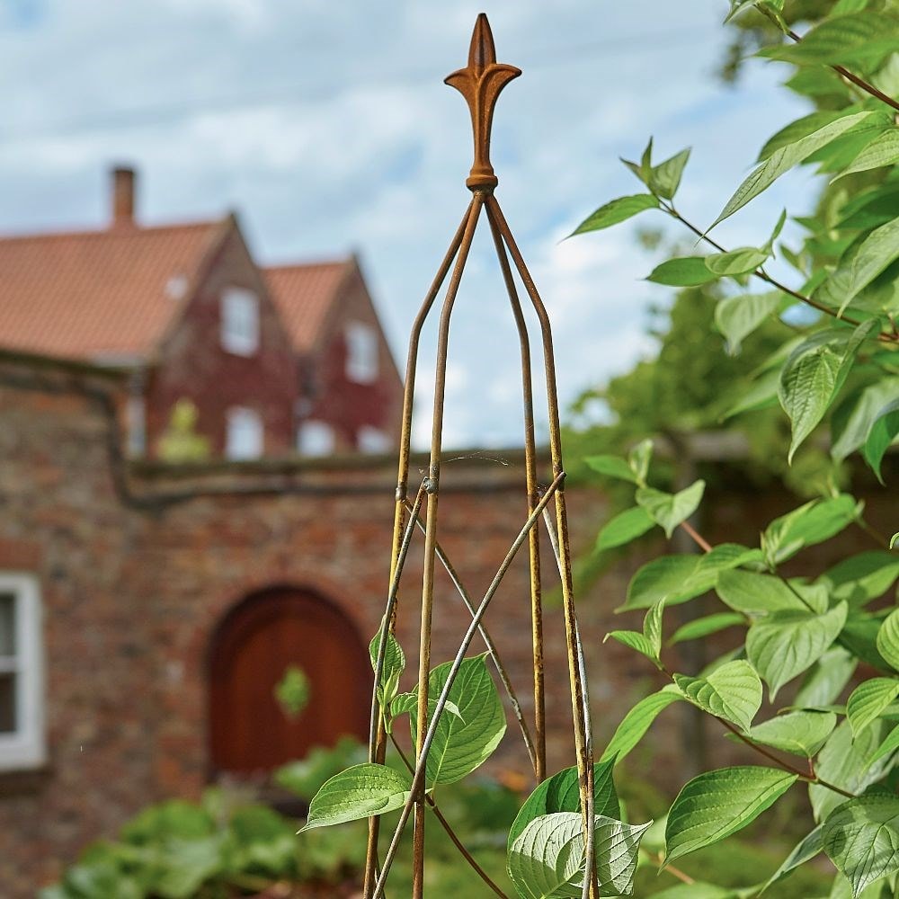 Fleur De Lys Obelisk - Rust