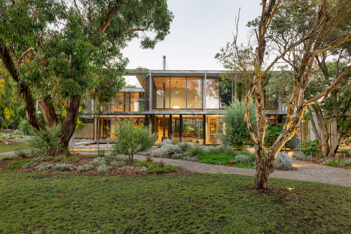 Hoisted among the treetops, an offbeat coastal hideaway opens to lush gardens Hoisted among the treetops, an offbeat coastal hideaway opens to lush gardens