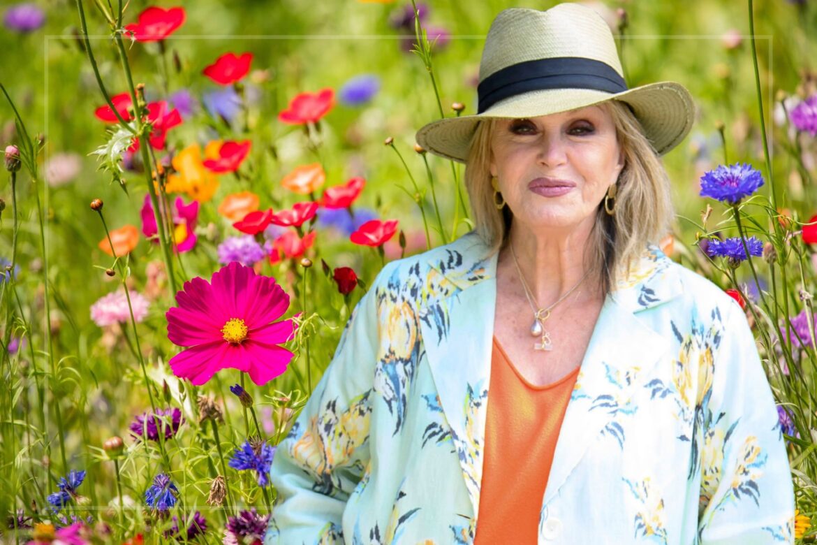 Joanna Lumley on the ‘extraordinary effect’ of gardening Joanna Lumley on the 'extraordinary effect' of gardening