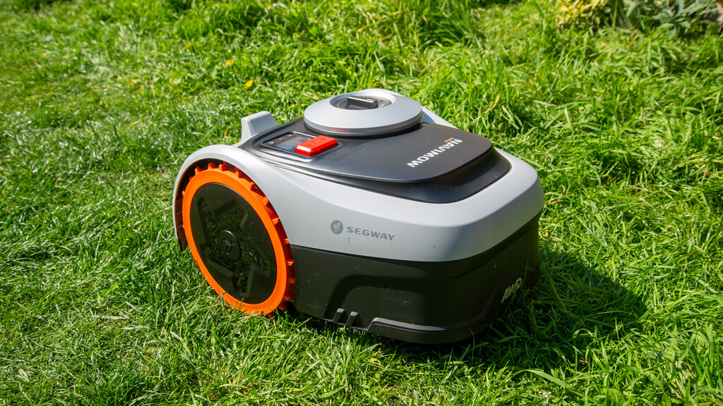 Segway Navimow i205 AWD on grass