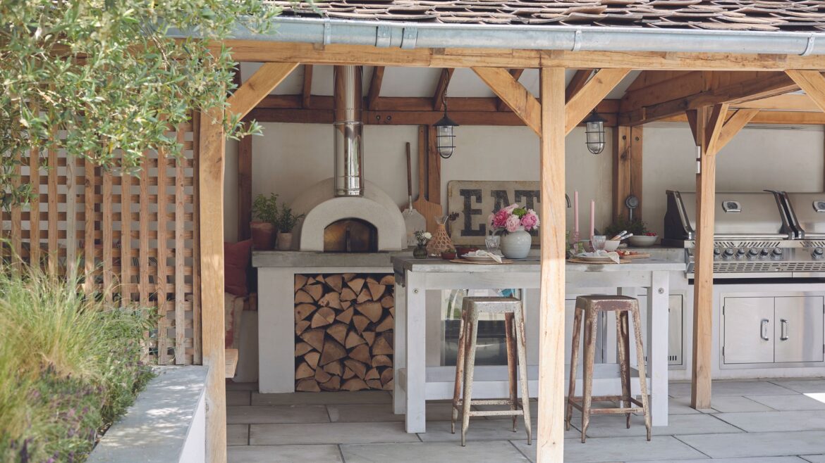 How to host outdoors when it’s raining – 5 foolproof ways How to host outdoors when it’s raining – 5 foolproof ways