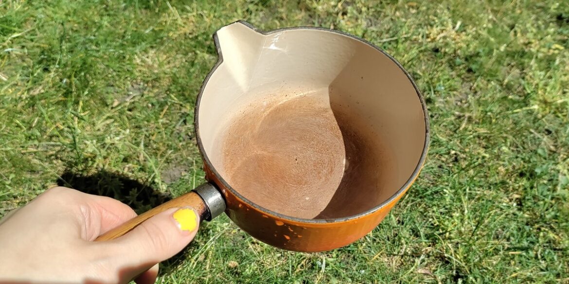 UK Gardeners Advised To Place Pan Of Water On Their Lawn