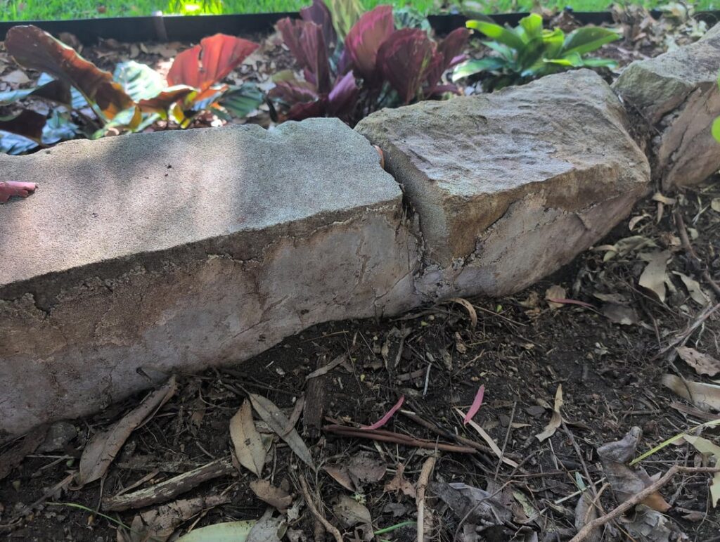 Garden border/retaining wall – What is this pointing? Garden border/retaining wall - What is this pointing?