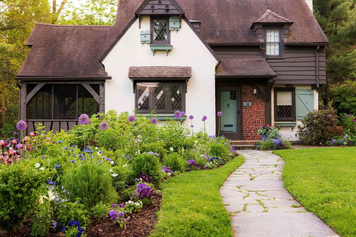 Grow Your Own Dreamy English Cottage Garden With Less Than $25 With These Expert Tips Grow Your Own Dreamy English Cottage Garden With Less Than $25 With These Expert Tips