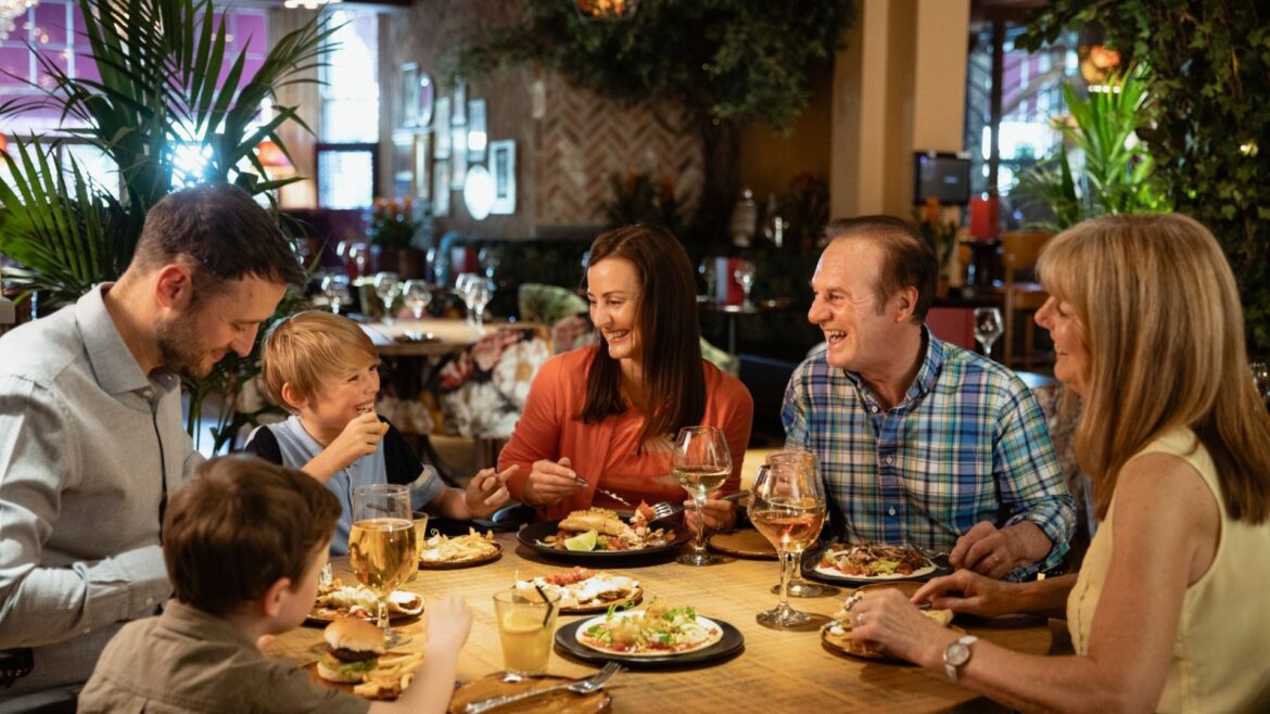 Texas Roadhouse & Olive Garden among restaurants mandating strict ‘one ring’ policy for diner safety Texas Roadhouse & Olive Garden among restaurants mandating strict 'one ring' policy for diner safety