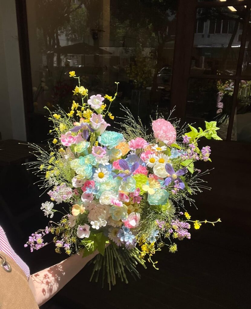This bunch of flowers is incredibly flamboyantly beautiful in my aesthetic.