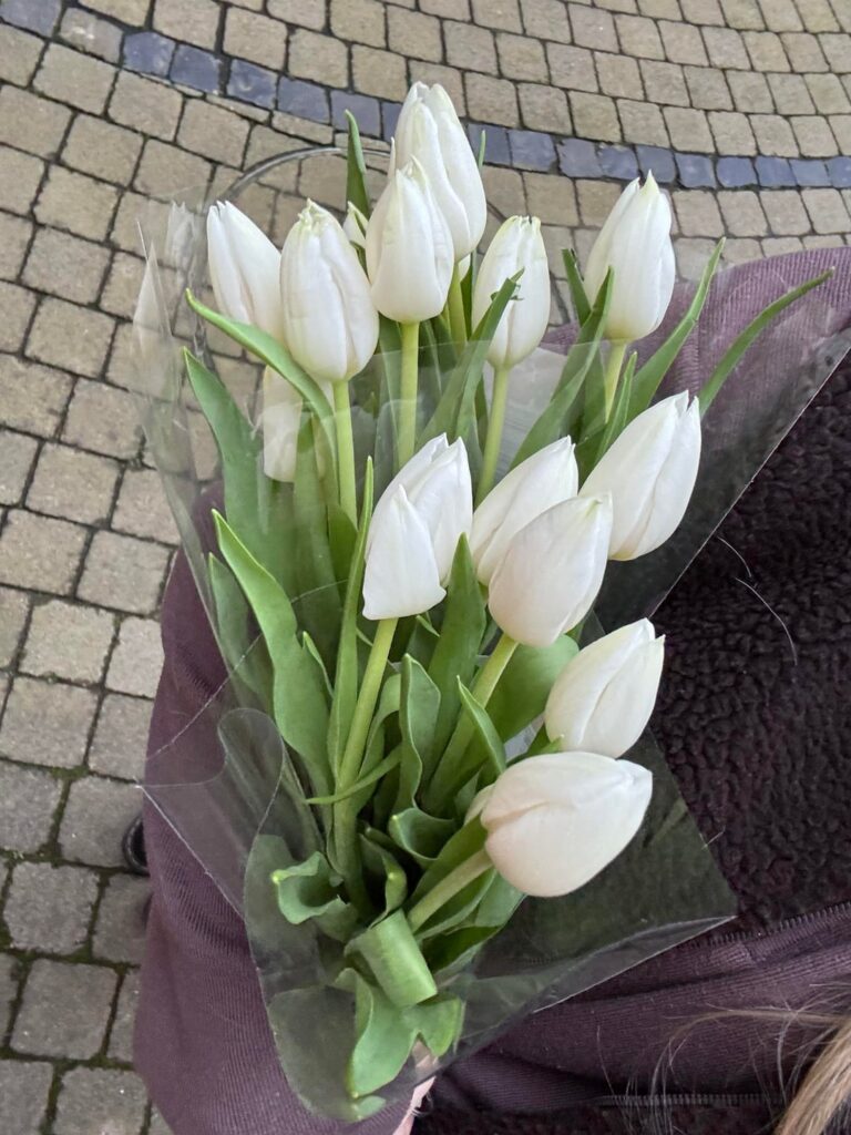 Girls need flowers 🌷