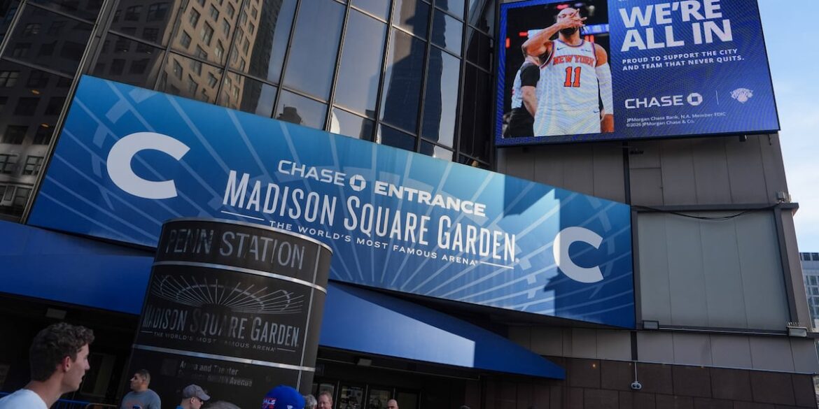 Man who fell to his death at Madison Square Garden concert identified as 51-year-old from Niantic Man who fell to his death at Madison Square Garden concert identified as 51-year-old from Niantic