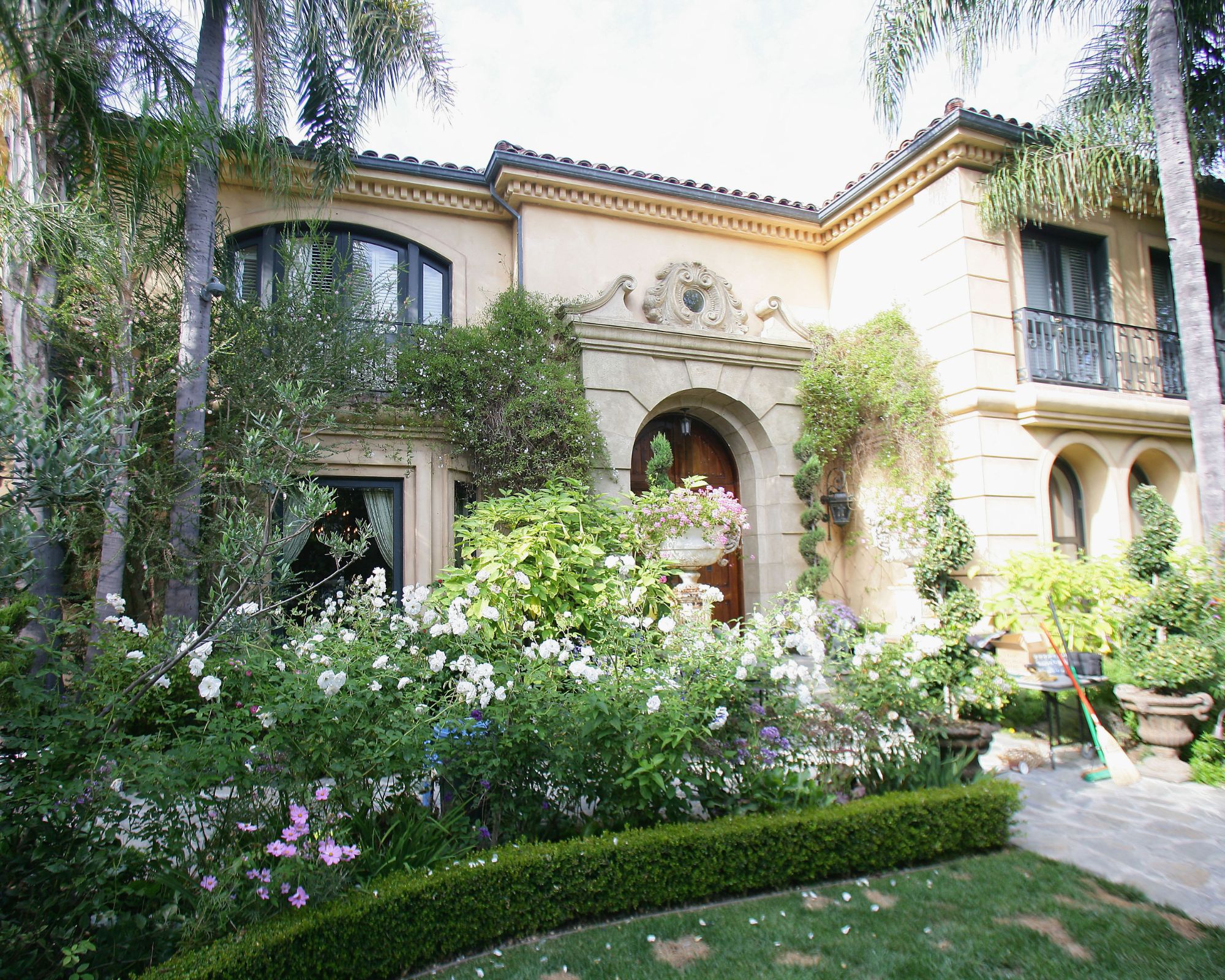 the front of sharon and ozzy osbourne's house in 2002