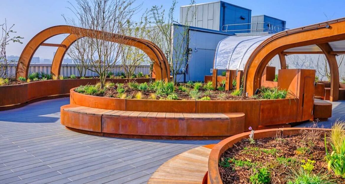 Hospital Opens Roof Garden Where Critical Care Patients Can Enjoy the Outdoors for Hours With Full Care Hospital Opens Roof Garden Where Critical Care Patients Can Enjoy the Outdoors for Hours With Full Care