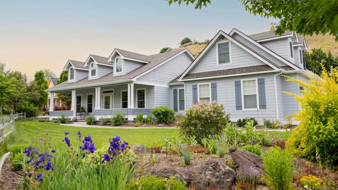 Gardener Shares How She Built Her Mother-in-Law’s Picturesque Garden From Scratch Gardener Shares How She Built Her Mother-in-Law's Picturesque Garden From Scratch