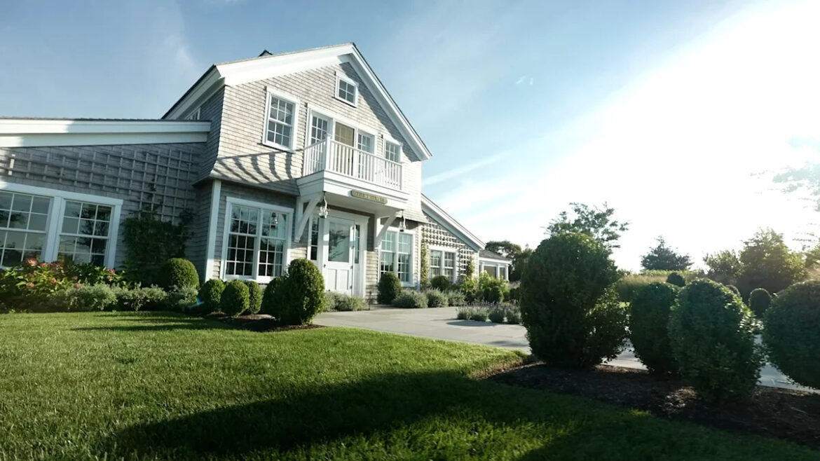 A Stunning Oceanside Garden on Nantucket A Stunning Oceanside Garden on Nantucket