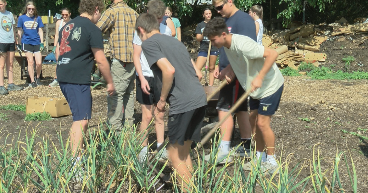 Aquinas students make an impact at the Kane St. Community Garden | La Crosse News