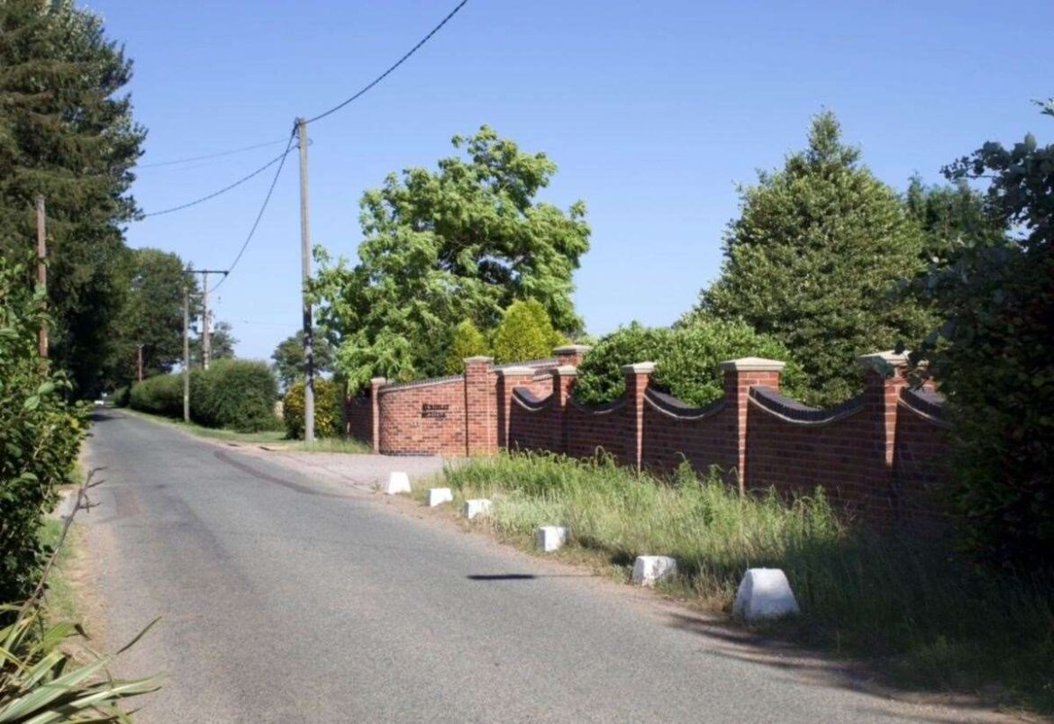 Man’s bid to house his traveller family in six back-garden caravans faces backlash from residents Man’s bid to house his traveller family in six back-garden caravans faces backlash from residents