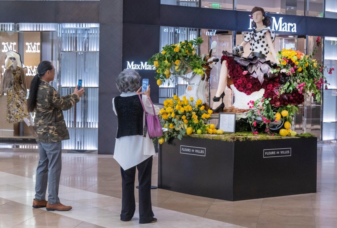 South Coast Plaza opens spring garden show – Orange County Register South Coast Plaza opens spring garden show – Orange County Register