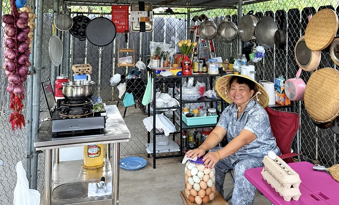 Bà Nguyễn Ngọc (55 tuổi) rửa dụng cụ nấu ăn khu bếp ngoài trời của gia đình ở Bắc California, Mỹ. Ảnh: Nhân vật cung cấp